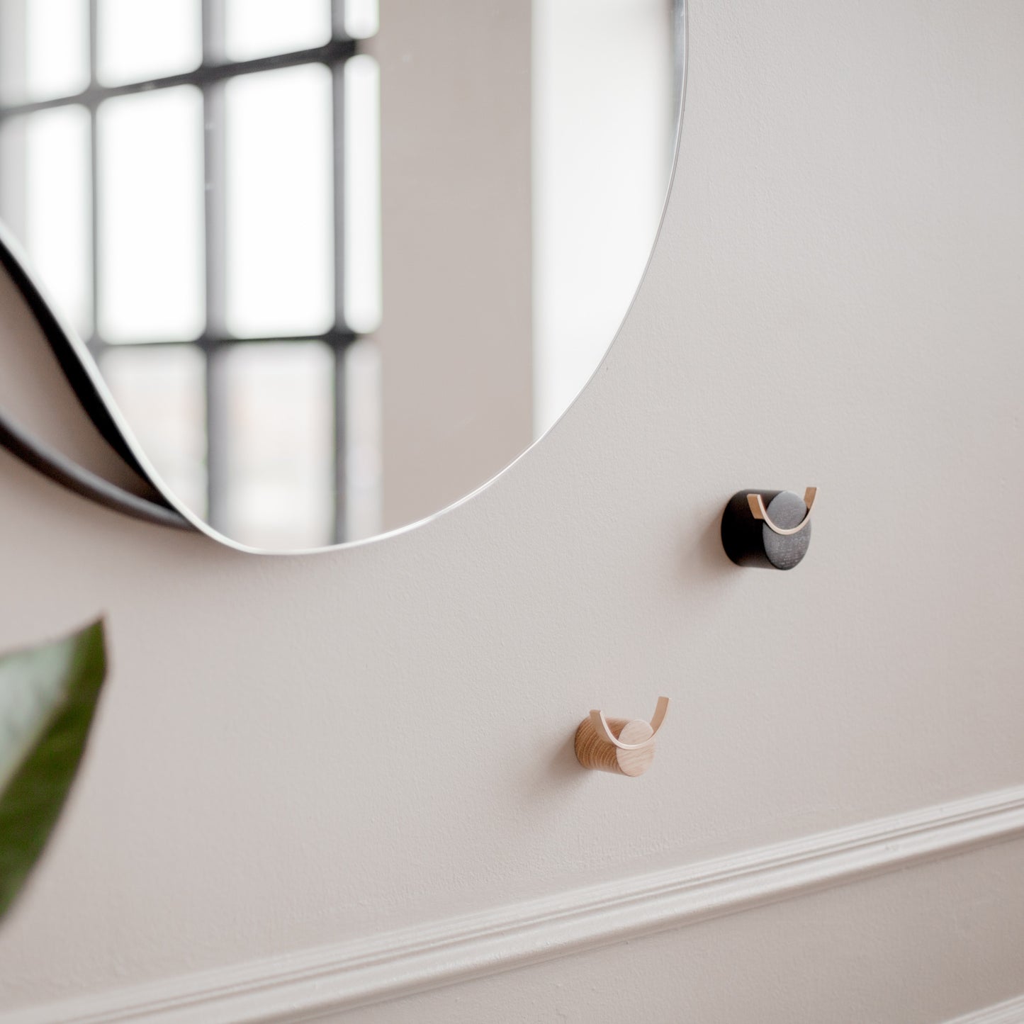 Vägghängare DEER – Ek & Mässing